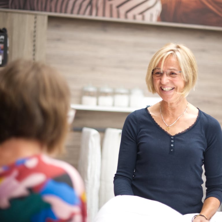 Rita Link von Rüger1881 berät eine Kundin in der Bettenabteilung.