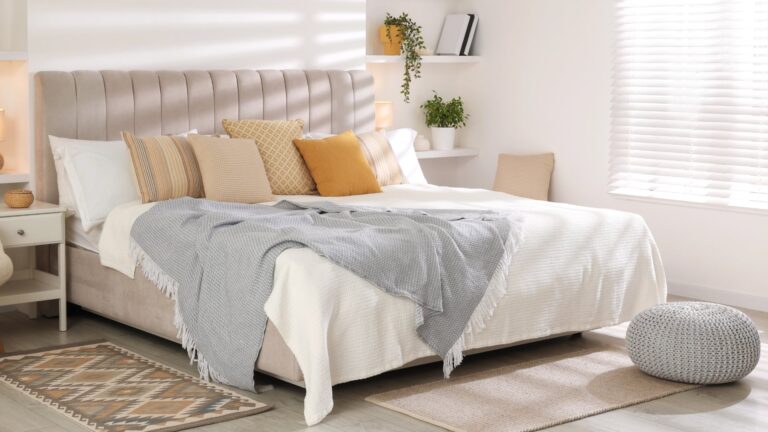 Ein modernes Boxspringbett steht in einem eleganten Schlafzimmer. Symbolisch für hochwertige Boxspringbetten made in Germany bei Rüger1881 in Altdorf bei Nürnberg.