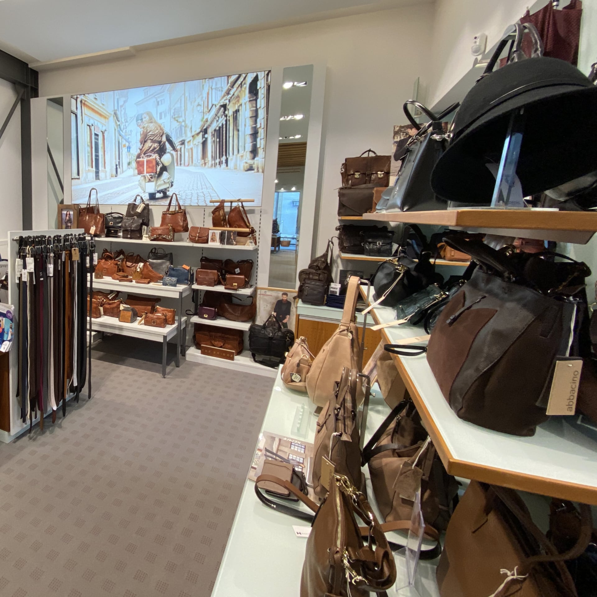 Lederwaren-Abteilung bei Rüger1881 in Altdorf.