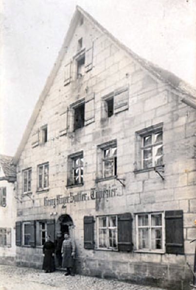 Georg Rüger und Sohn Fritz stehen vor dem ersten Rüger-Haus.
